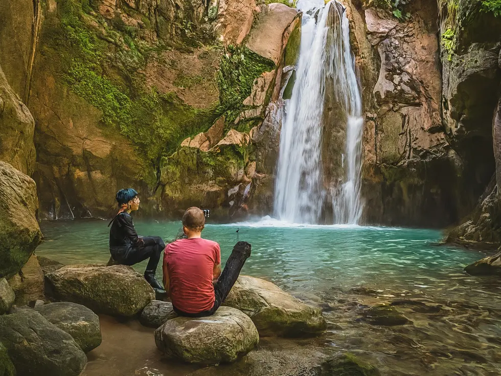 Équipe de jeunes entrepreneurs tech célébrant leur succès au Forum Euro-Méditerranéen